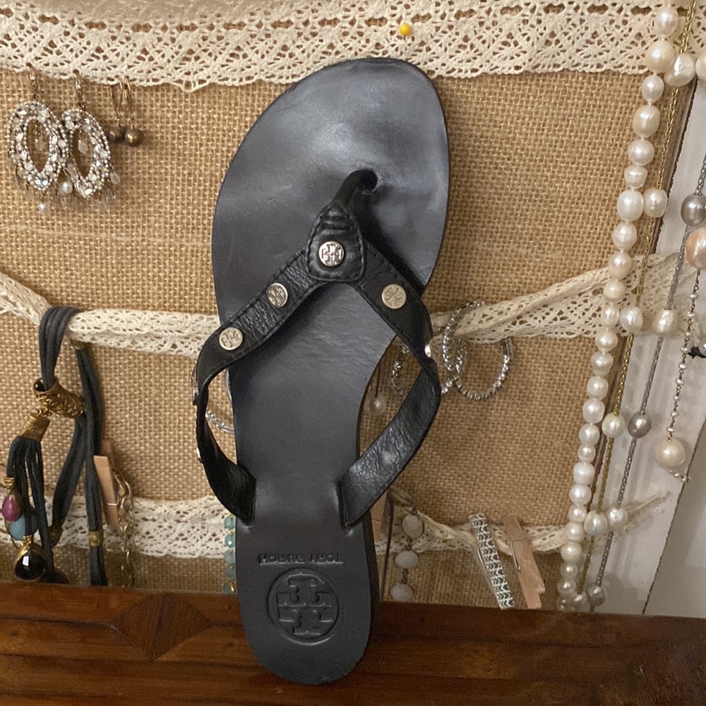Tory Burch metal logo detailing sandal/flip flop